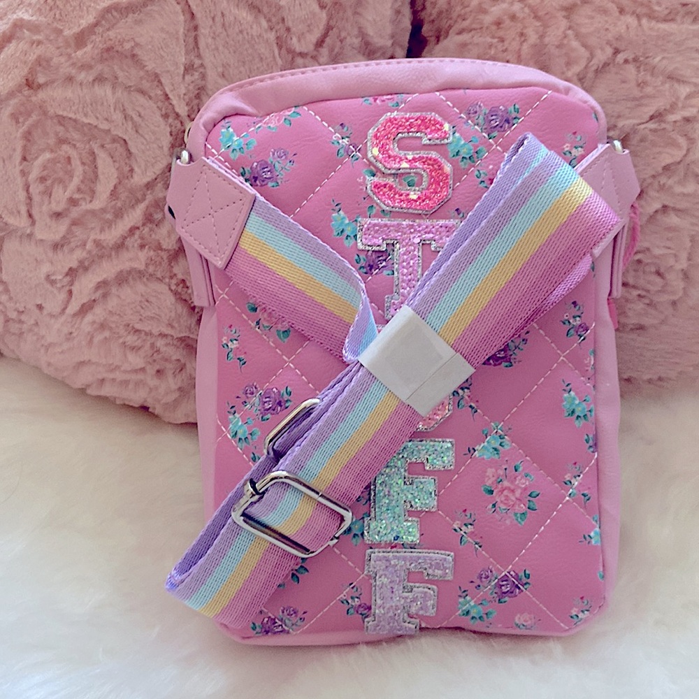 ⭐️ Host pick ⭐️ 🆕 Cotton candy 🍭 floral print  quilt passport crossbody bag.